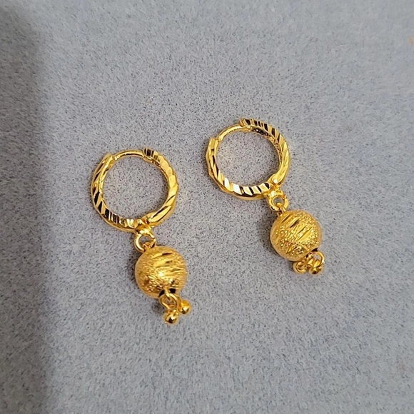 Slim Sleek 22k Dubai Gold plated Hoop Earrings, Small Gold Earrings, NWT Huggi - Picture 1 of 5